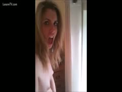 Blonde floozy getting herself off and filming it all on her cell phone - pervertslut